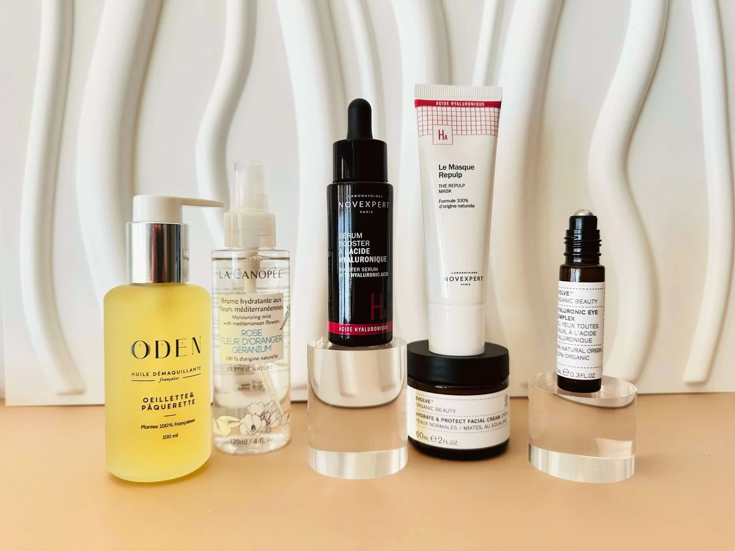 Coffret de soins de beauté posé sur une table avec des produits de routine